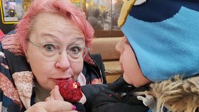 Adámek s náhradní "babičkou", kterou je slavná cukrářka Mirka van Gils Slavíková