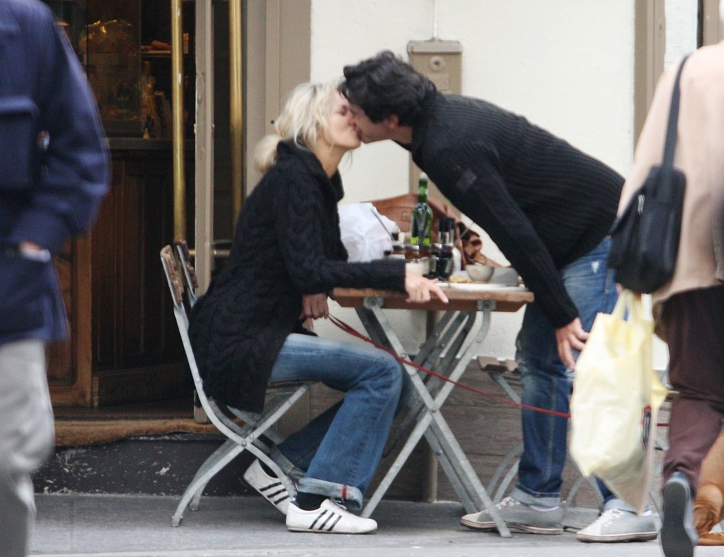 Adriana se na veřejnosti s přítelem už líbá, i když je ještě stále vdaná