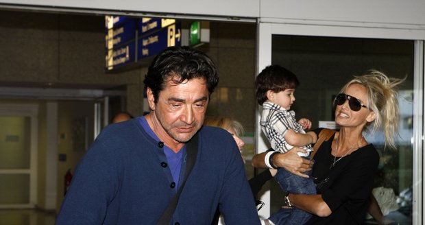 Adriana si vyrazila s milencem Andrém a jeho synem do Řecka