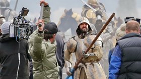 Oscarový Adrien Brody válčí v Praze: Snímky z natáčení historické bitvy!