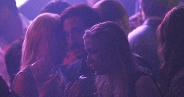 Adrien Brody v klubu na párty s neznámou kráskou