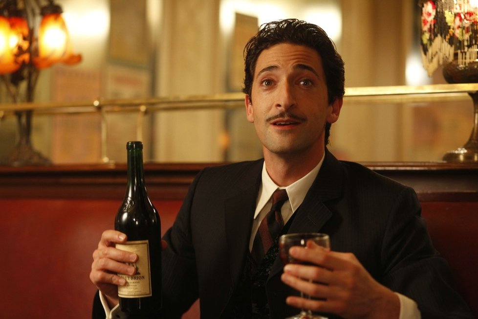 Adrien Brody ve filmu Midnight in Paris (Půlnoc v Paříži)