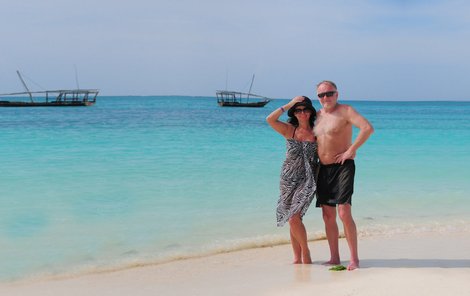 Zatímco v ČR mrzlo, až praštělo, Luděk Sobota vystavoval svou mužnou hruď až v dalekém Zanzibaru. Na snímku s manželkou Adrienou.
