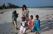 Adriena Sobotová na pláži s místními dětmi.