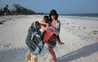 Adriena Sobotová na pláži s místními dětmi.