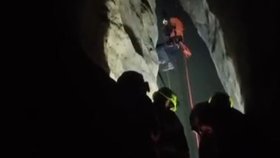 Hasiči v noci zachraňovali pětici lezců ze skalního útvaru Milenci.