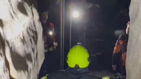 Hasiči v noci zachraňovali pětici lezců ze skalního útvaru Milenci.