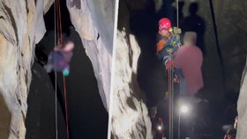 Hasiči v noci zachraňovali pětici lezců ze skalního útvaru Milenci.