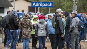 Policie kvůli náporu turistů zavřela silnici z Polska k Adršpachu.