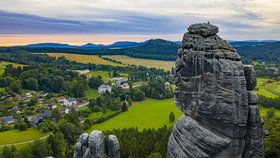 Broumovsko: Skalní města, která v minulosti chránila loupežníky, dnes poskytují útočiště sokolům stěhovavým