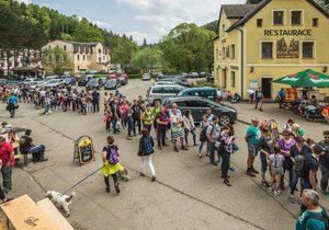 Nezvladatelné davy turistů si uzavření přechodu vedoucího z Polska do Adršpachu vynutily už několikrát (foto z 3. 5. 2018).