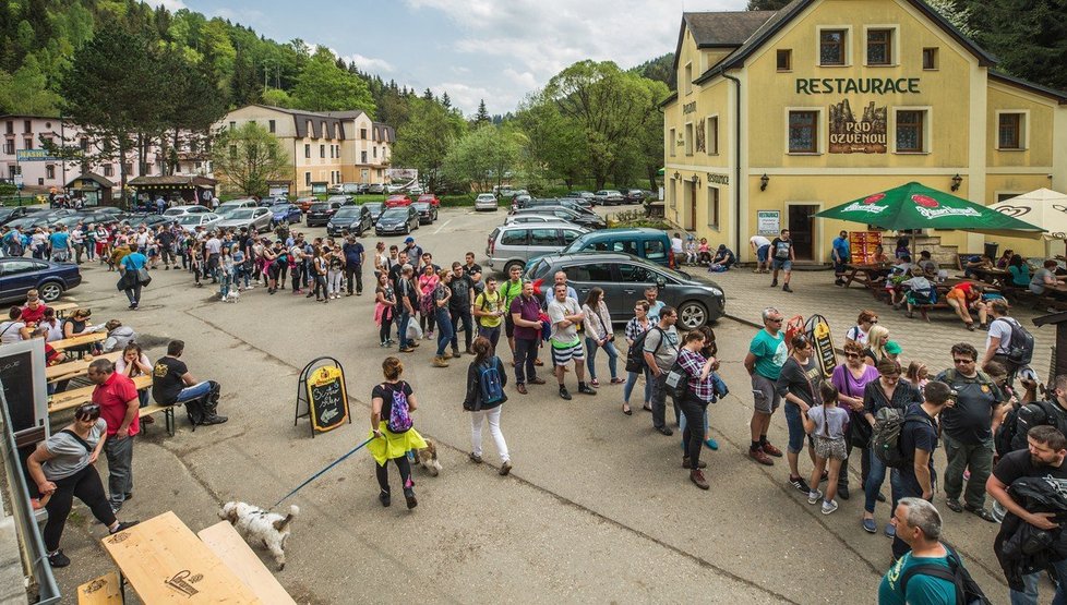 Nezvladatelné davy turistů si uzavření přechodu vedoucího z Polska do Adršpachu vynutily už několikrát (foto z 3. 5. 2018).
