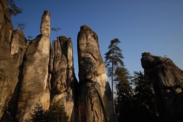 Adršpašské skály se sousedními Teplickými skalami tvoří nejvýznamnější pískovcovou plošinu Polické pánve v Broumovské vysočině.