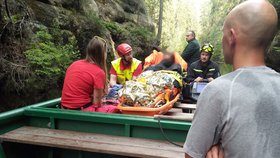 Záchrana turistů v Adršpašských skalách