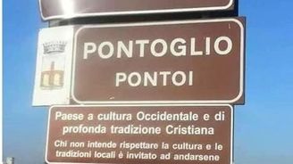 Italské město si vyrobilo zvláštní dopravní značku: „Zde respektujte naše křesťanské hodnoty“