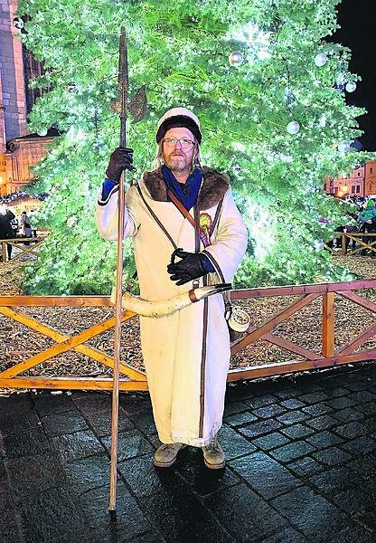 Plzeňský ponocný Zdeněk Zajíček u vánočního stromu na adventním trhu v centru města.