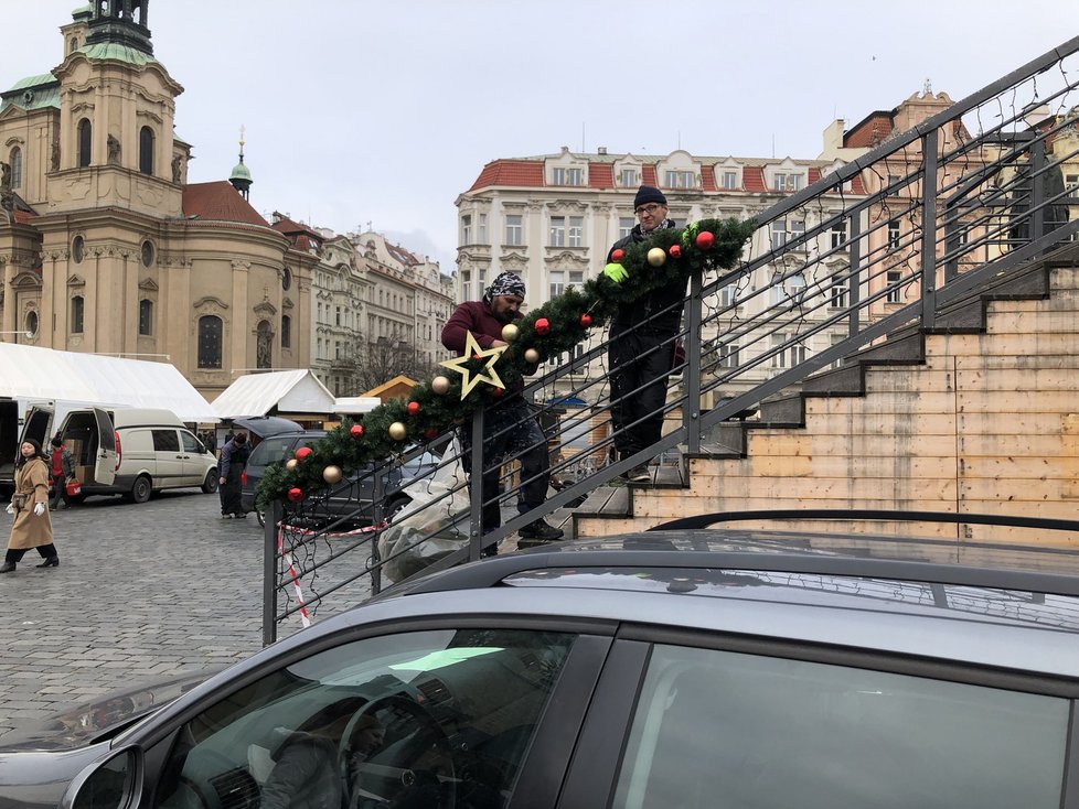 Stavba vánočních trhu na Staroměstském náměstí je v plném proudu (23. listopadu 2022)