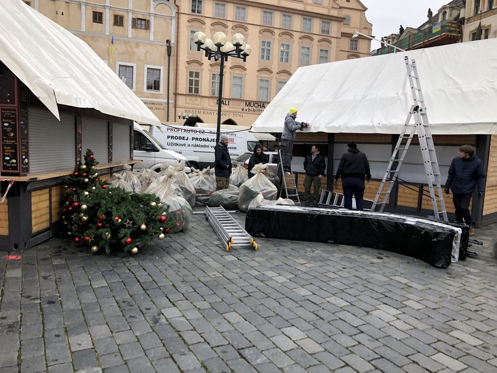 Stavba vánočních trhu na Staroměstském náměstí je v plném proudu (23. listopadu 2022)