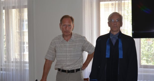 Vojtěch Matula (vlevo) se svým obhájcem Lubomírem Müllerem u Nejvyššího soudu v Brně
