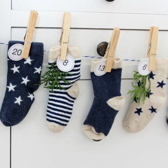 Adventní kalendář z dětských ponožek