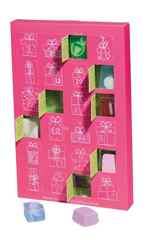 Bomb Cosmetics Advent Calendar  V každém okýnku jiný produkt. Mix balistiků a mýdel. Šumivé koupelové koule nabízí dokonalou péči a uvolnění celému tělu. Cena 499 Kč