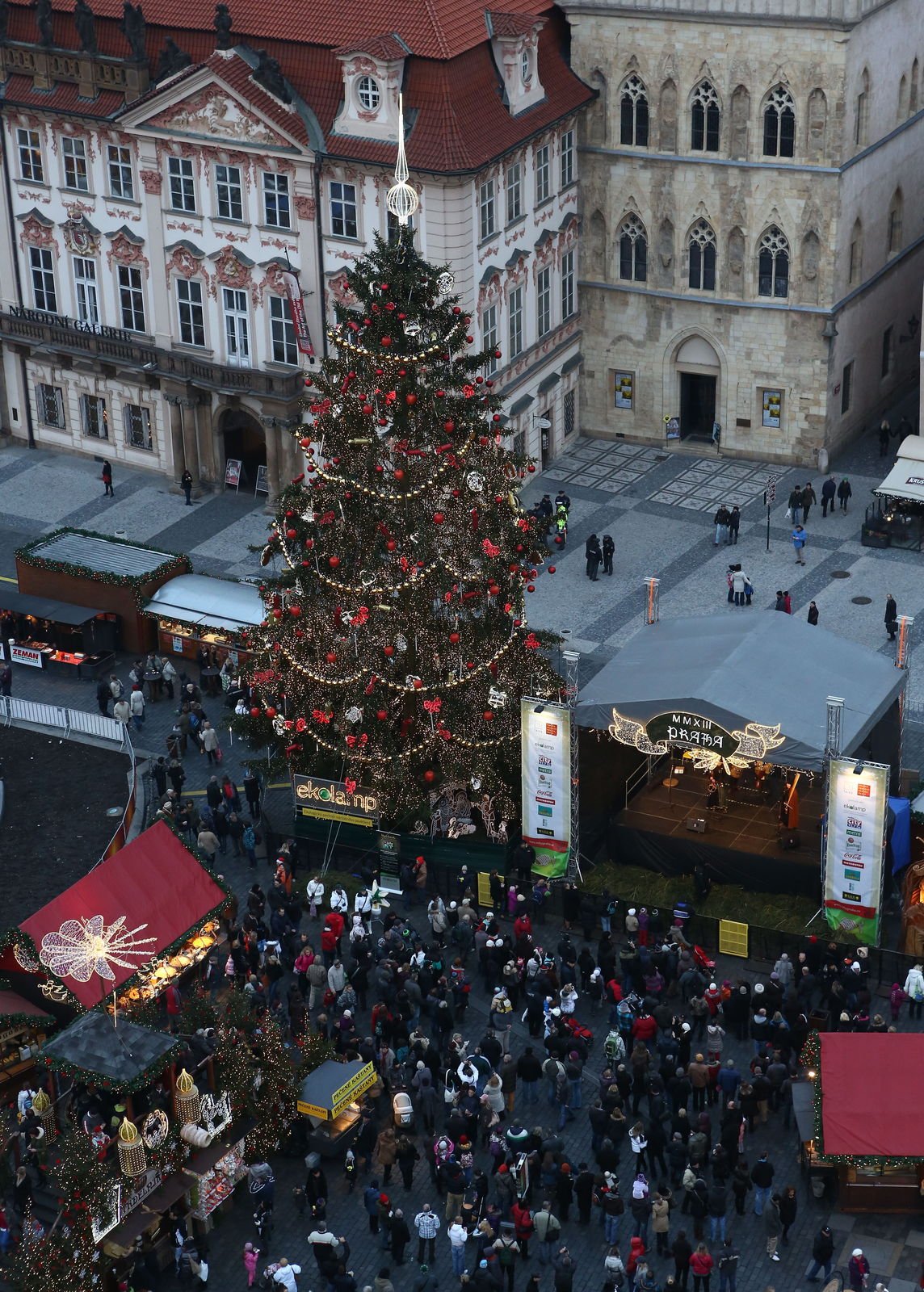 Největší adventní trhy na pražském Staroměstském náměstí.