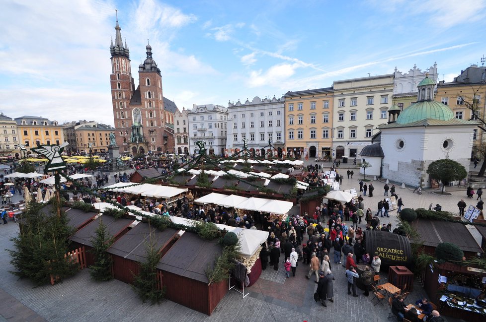 Krakovský trh na hlavním náměstí byl plný turistů i místních.