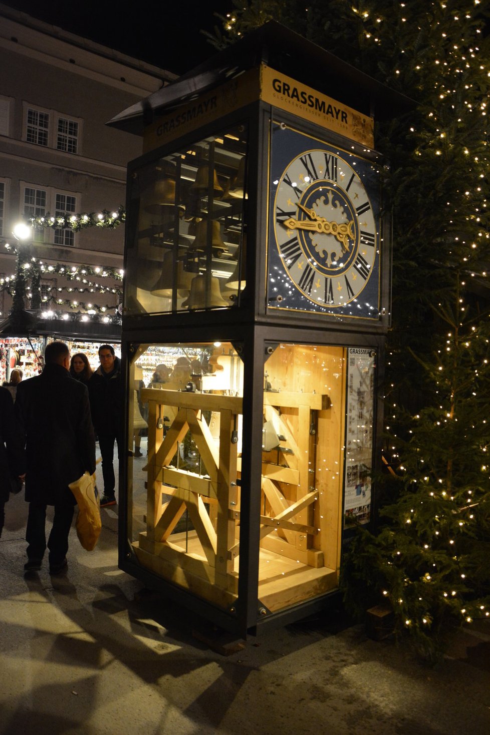 Zdaleka viditelnou atrakcí Christkindlmarktu jsou hodiny se zvonkohrou.