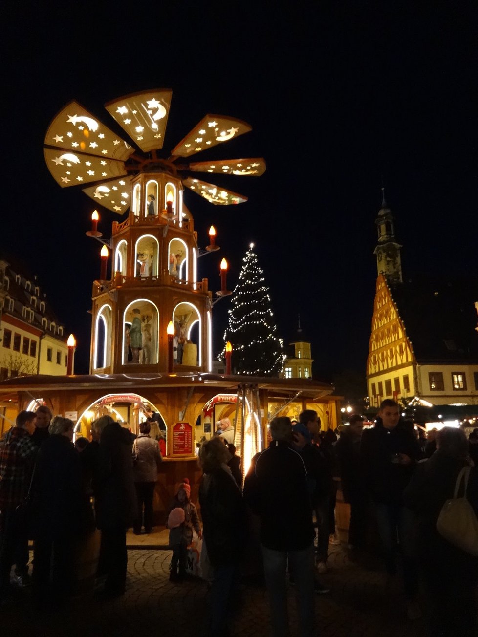 Tradiční vánoční pyramida ve Cvikově vás dostane do vánoční nálady.