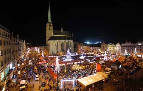 Adventní trhy v Plzni: Méně stánků a nápoje i pochutiny jen zabalené s sebou