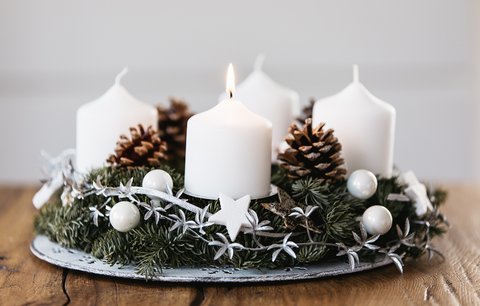 Videonávod: Vyrobte si stylový adventní věnec, který snadno zvládnete