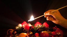 Symbolem adventu se stal věnec se čtyřmi svíčkami, které slouží k symbolickému odpočítávání čtyř týdnů. Tu první byste měli zapálit právě dnes.