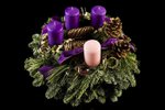Tradiční fialový věnec s bílou středovou svící, která symbolizuje čistotu Ježíše Krista.