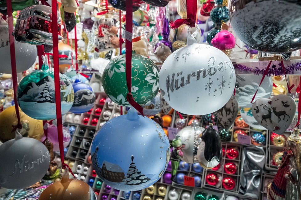 Trhy jsou našlapané nejen jídlem, ale i pro Vánoce typickým zbožím. Za deset eur si můžete koupit skleněnou kouli.