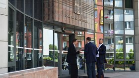 Advokáti z Prahy přijeli na Okresní soud v Ostravě, kde se jedná o uvalení vazby na jejich klienty