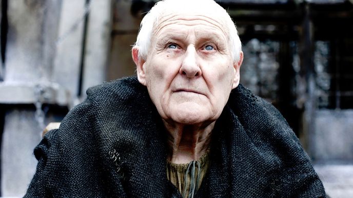 Peter Vaughan jako mistr Aemon v seriálu Hra o trůny