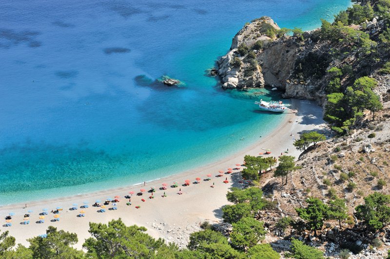 Pláže řeckých ostrovů jsou oblíbeným cílem turistů (ilustrační foto).