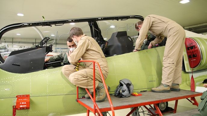 Slovenští armádní piloti testují na letišti Sliač letoun Aero L-39 NG