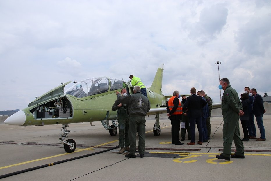 Testy letounu Aero L-39 NG slovenskými armádními piloty na letišti Sliač