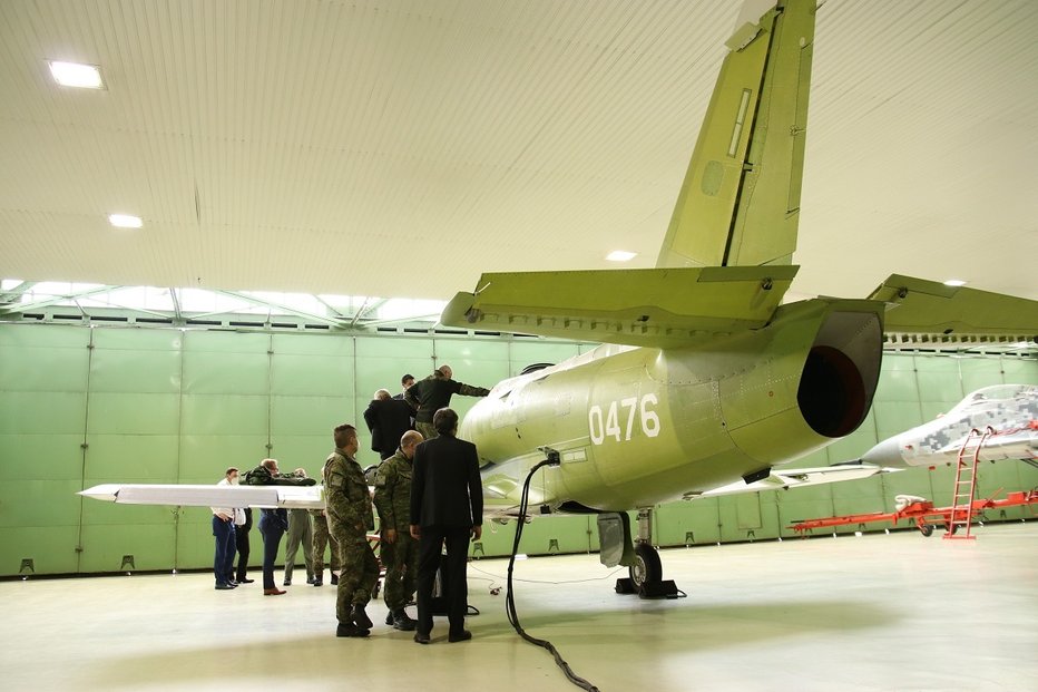 Testy letounu Aero L-39 NG slovenskými armádními piloty na letišti Sliač