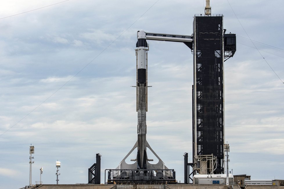 Crew Dragon Resilience a Falcon 9 už jsou připraveny na rampě Kennedyho vesmírného střediska.