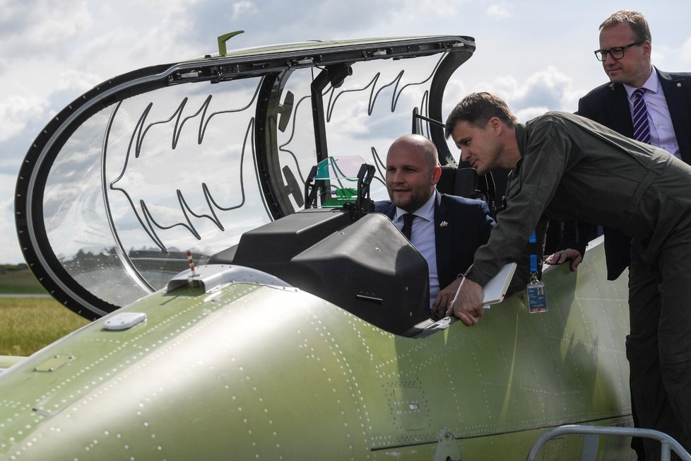 Slovenský ministr obrany Jaroslav Naď si 11. června 2020 při návštěvě společnosti Aero Vodochody v Odoleně Vodě prohlédl cvičný proudový letoun L-39NG