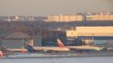 Odstavené letouny Aeroflotu a Rossiya Airlines na moskevském letišti Šeremetěvo