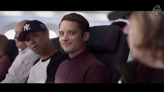 Novozélandské aerolinie natočily parádní instruktážní video pro své pasažéry, zahrál si v něm i představitel Froda, herec Elijah Wood.