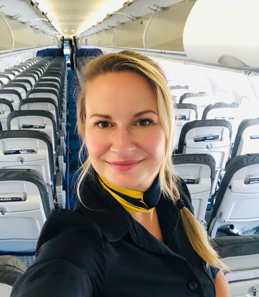 „Nový normál,“ pořídila si selfie letuška Lufthansy Janine v srpnu ve Frankfurtu.