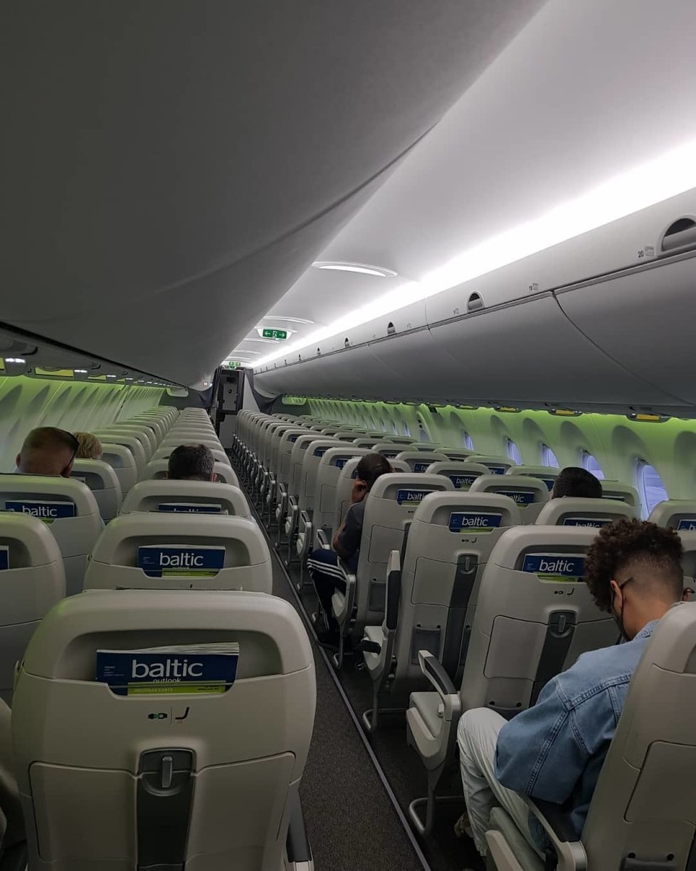 Deset pasažérů letu Helsinki-Riga společnosti airBaltic, srpen 2021.