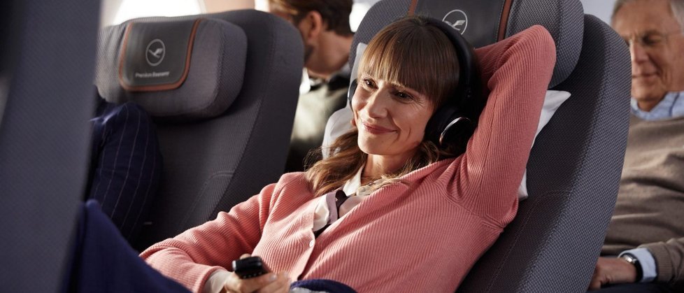 Lepší sklápění sedadla. Premium economy Lufthansa.