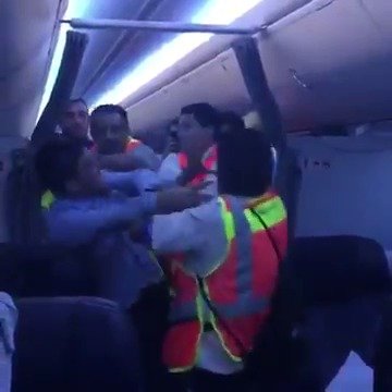 Pasažér za letu křičel a napadal posádku, pilot musel nouzově přistát.