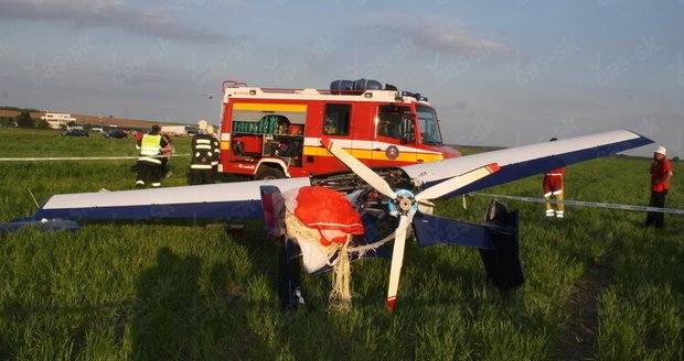 V Nitře se zřítilo letající auto: Pilota vynálezce zachránil padák