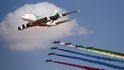 Akrobatická letka na aerosalonu v Dubaji doprovází Airbus A380 společnosti Emirates. Obřích strojů na nebi citelně ubyde.